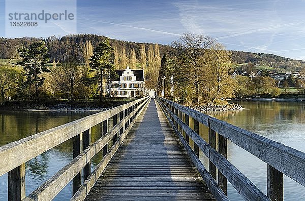 Holzbrücke über den Rhein bei Niedrigwasser  die zur Insel Werd führt  bei Stein am Rhein  Eschenz  Kanton Thurgau  Schweiz  Europa