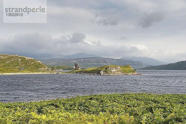 Ardvreck Castle auf einer Halbinsel in Loch Assynt  Grafschaft Sutherland  Schottland  Vereinigtes Königreich  Europa