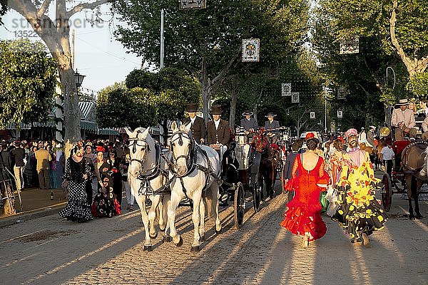 Pferdekutsche vor Casetas  traditionelle Kleidung  Feria de Abril  Sevilla  Andalusien  Spanien  Europa