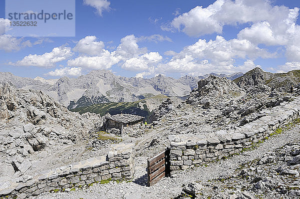 Alpine Szenerie auf der Hafelekarspitze  2334 m  Karwendelgebirge  Tirol  Österreich  Europa