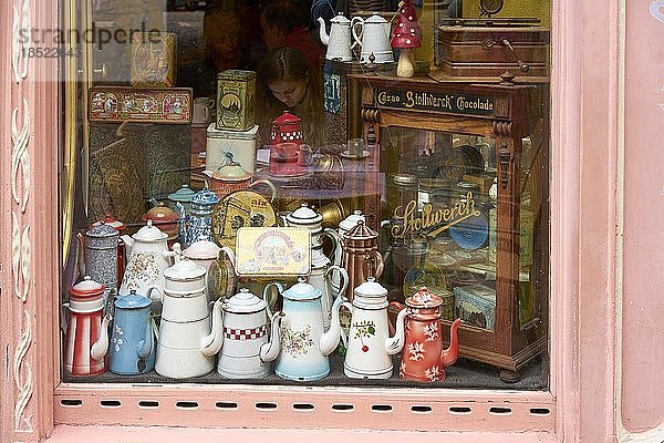 Historische Kaffeekannen im Schaufenster eines Cafés in Colmar  Elsass  Frankreich  Europa