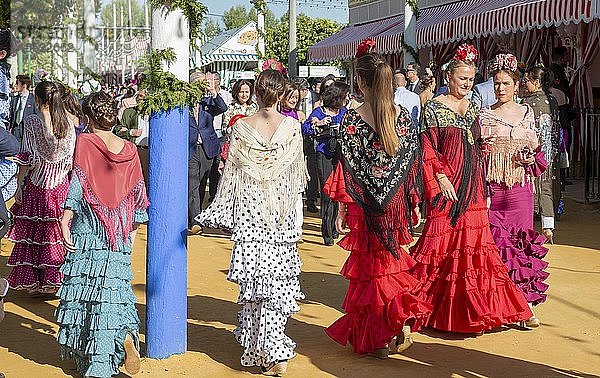 Spanische Frauen mit bunten Flamenco-Kleidern  Feria de Abril  Sevilla  Andalusien  Spanien  Europa