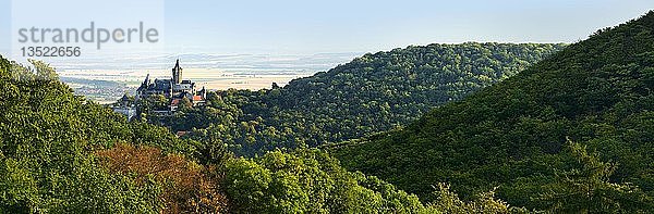 Panorama  Blick auf Schloss Wernigerode umgeben von Wald  Wernigerode  Harz  Sachsen-Anhalt  Deutschland  Europa *** WICHTIG: Gesperrt für Postkarten in Deutschland ***