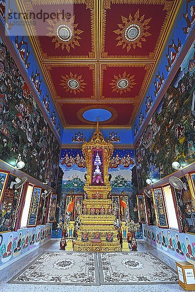 Prachtvoll gestalteter Innenraum des Tempels Wat Khao Rang  Phuket  Thailand  Asien