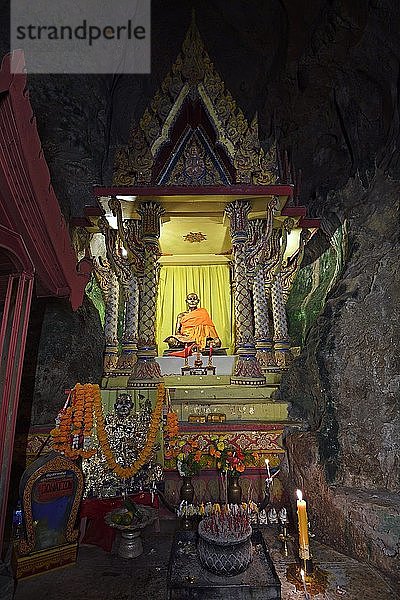 Kleiner Tempel zu Ehren eines Mönchs im Höhlentempel Wat Tham Suwan Khuha  Phang Nga  Thailand  Asien