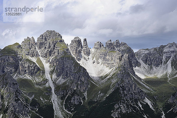 Blick von der Aussichtsplattform Kreuzjoch  2139 m  von links nach rechts  Stubaier Dolomiten und Kalkkögel  Steingrubenkogel und Schlicker Zinnen  Tirol  Österreich  Europa
