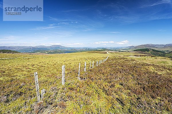 Blick über die Heidelandschaft am 387 m hohen Aussichtspunkt von Suidhe View in den nordwestlichen Highlands  Schottland  Vereinigtes Königreich  Europa