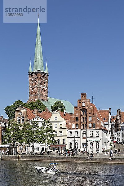 Petrikirche  Boot auf der Obertrave  Lübeck  Schleswig-Holstein  Deutschland  Europa