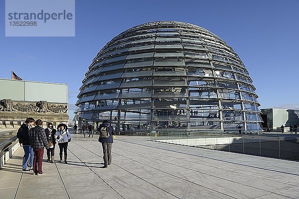 Kuppel und Dachterrasse des Reichstagsgebäudes  Architekt Sir Norman Foster  Berlin  Deutschland  Europa