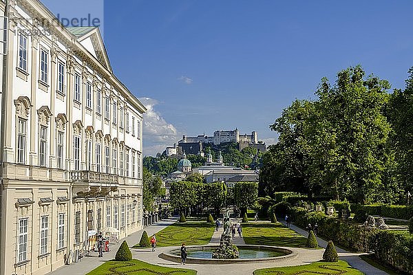 Schloss Mirabell und Schlossgarten  mit Festung Hohensalzburg  Salzburg  Salzburger Land  Österreich  Europa