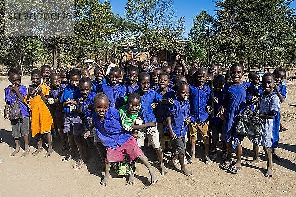 Viele Kinder  Schüler in Schuluniform  Liwonde National Park  Malawi  Afrika