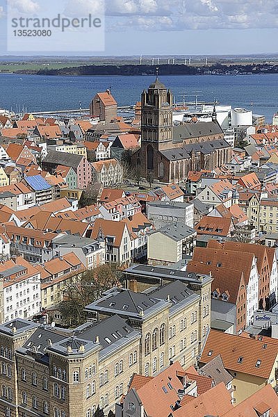 Blick von der Marienkirche über den historischen Stadtkern mit Jakobskirche  Hafen und Strelasund  Stralsund  UNESCO-Welterbe  Mecklenburg-Vorpommern  Deutschland  Europa  PublicGround  Europa