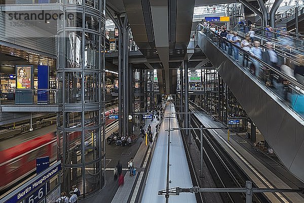 Untergeschossrolltreppe und gläserner Aufzug für den Fern- und Regionalverkehr  Berlin Hauptbahnhof  Berlin  Deutschland  Europa