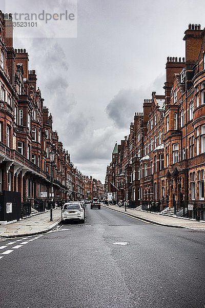 Straße mit roten Backsteinhäusern  London  England