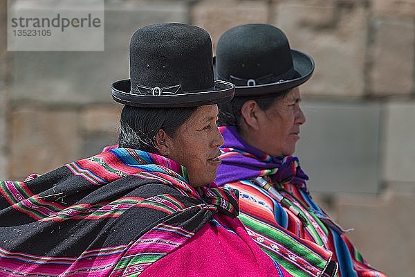 Indigene Frauen (chola  cholita) in landestypischer Kleidung (pollera  Überrock und Schal  manta) mit typischem Hut (Melone  bombin)  Tihuanaku  Tiawanacu  Tiahuanaco  UNESCO-Weltkulturerbe  Provinz Ingavi  La Paz  Bolivien  Südamerika