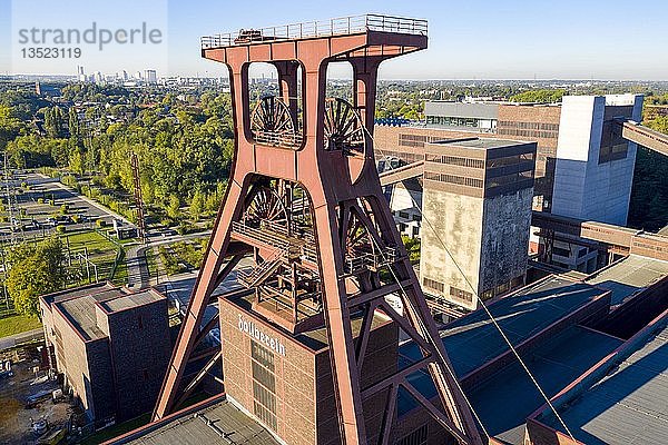 Welterbe Zeche Zollverein in Essen  Doppelbock-Fördergerüst von Schacht 12  Drohnenaufnahme  Essen  Nordrhein-Westfalen  Deutschland  Europa