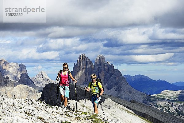 Wanderer beim Aufstieg von der Plätzwiese zum Gipfel des Dürrensteins  im Hintergrund die Gipfel der Drei Zinnen von Lavaredo  Sextener Dolomiten  Hochpustertal  Südtirol  Italien  Europa