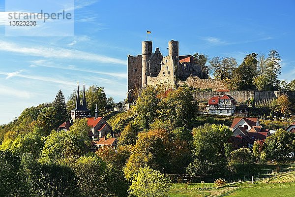 Ruine der Burg Hanstein oberhalb des Dorfes Rimbach im Herbst  Bornhagen  Eichsfeld  Thüringen  Deutschland  Europa