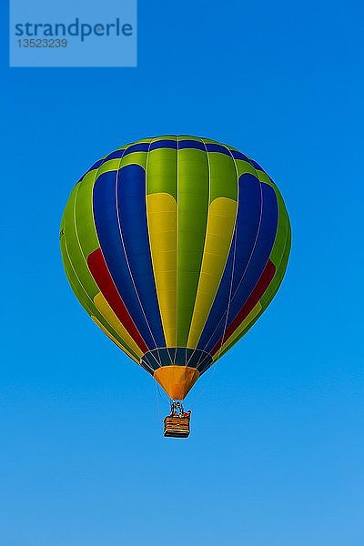 Heißluftballon vor blauem Himmel  Quebec  Kanada  Nordamerika
