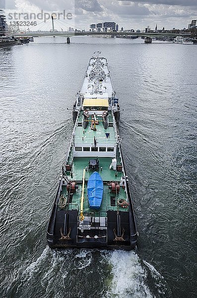 Ein Transportschiff auf dem Rhein bei Köln  Nordrhein-Westfalen  Deutschland  Europa