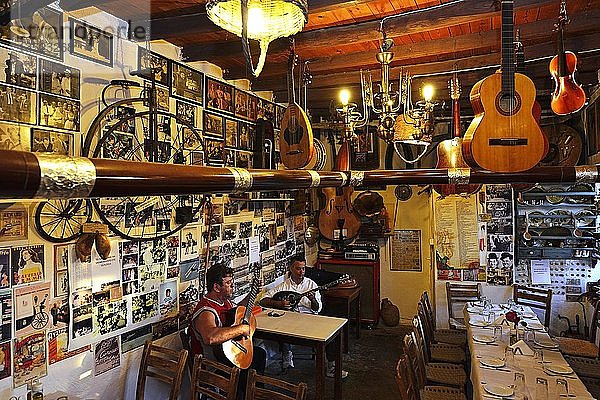 Zwei Einheimische spielen Musik  Griechen spielen Bouzouki und Gitarre in einer Taverne  Kritsa  Kreta  Griechenland  Europa