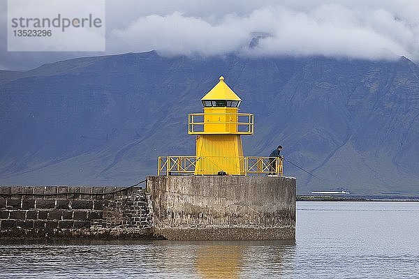 Leuchtturm an der Hafeneinfahrt  Seltjarnarnes  Reykjavik  Island  Europa