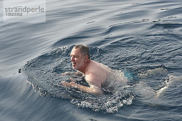 Älterer Mann beim Schwimmen im Meer  Kroatien  Europa