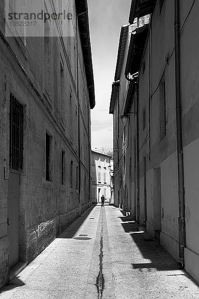 Mann geht durch Gasse  monochrom  Altstadt von Avignon  Provence-Alpes-Cote d'Azur  Frankreich  Europa