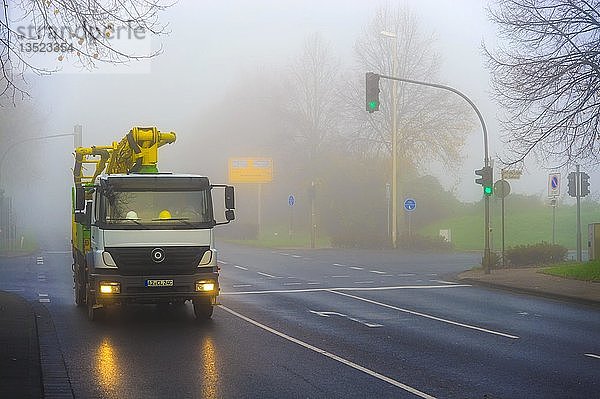 LKW in Bewegung an einem nebligen Morgen  Grevenbroich  Nordrhein-Westfalen  Deutschland  Europa