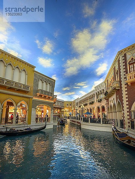 Replik Venedig  venezianische Gondeln mit Touristen auf dem Kanal  Canale Grande  Grand Canal  unter künstlichem Himmel  The Venetian Resort Hotel  Casino  Las Vegas Strip  Las Vegas  Nevada  USA  Nordamerika