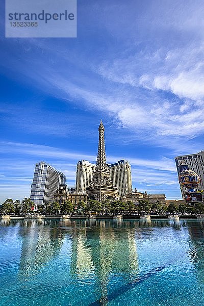 Rekonstruierter Eiffelturm  Hotel Paris und der See vor dem Hotel Bellagio  Las Vegas Strip  Las Vegas  Nevada  USA  Nordamerika