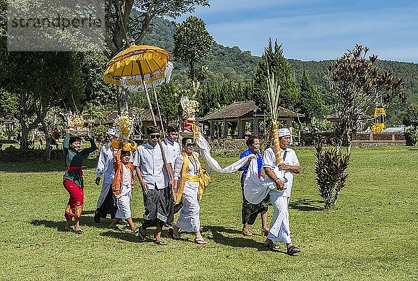 Prozession von gläubigen Buddhisten am Wassertempel Pura Ulun Danu Bratan  Bratan See  Bali  Indonesien  Asien