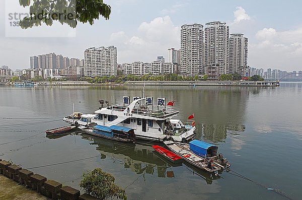 Blick vom Fischerdorf Diao Yu Cheng auf Ausflugsboot und Wohnhochhäuser  Provinz Chongqing  China  Asien