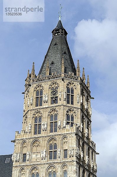 Historischer Rathausturm im historischen Stadtzentrum von Köln  Nordrhein-Westfalen  Deutschland  Europa