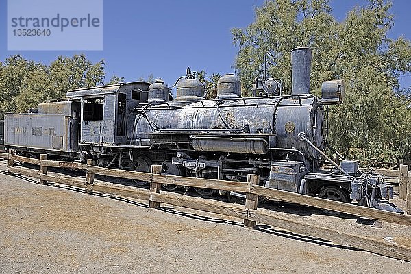 Historische Dampfmaschine aus dem Jahr 1930  die für den Transport von Borax verwendet wurde  Furnace Creek Museum  Death Valley National Park  Kalifornien  USA  Nordamerika