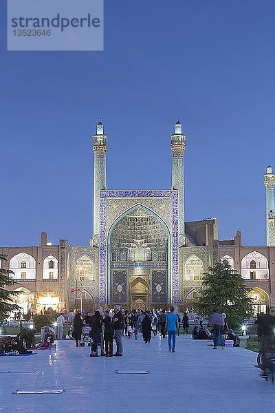 Masjed-e Shah  Schah-Moschee oder Imam-Moschee zur blauen Stunde  Isfahan  Iran  Asien