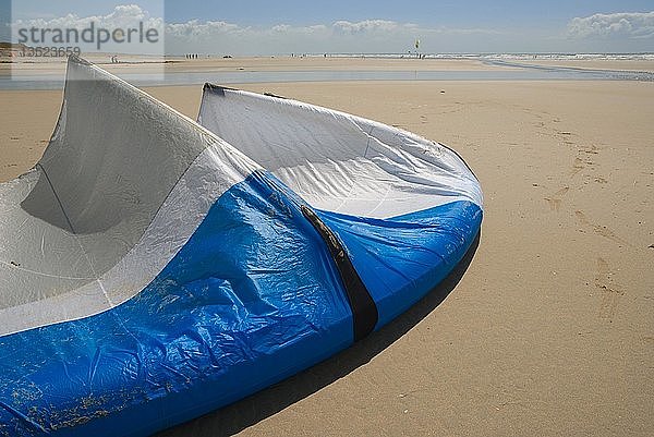 Drachensegel auf dem Sand eines Strandes in der Bretagne  Frankreich  Europa