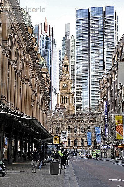 Viktorianischer Turm des alten Rathauses von Sydney vor den Wolkenkratzern  Sydney  Australien  Ozeanien