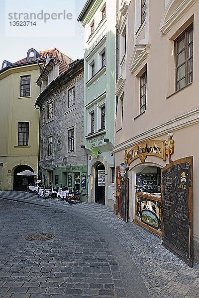 Typische Gasse mit Restaurants und Geschäften am Altstädter Ring  Altstadt  Prag  Böhmen  Tschechische Republik  Europa