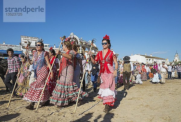 Frauen in bunten Zigeunerkleidern  Pfingstwallfahrt von El Rocio  Provinz Huelva  Andalusien  Spanien  Europa