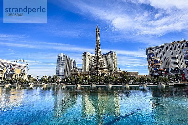 Rekonstruierter Eiffelturm  Hotel Paris und der See vor dem Hotel Bellagio  Las Vegas Strip  Las Vegas  Nevada  USA  Nordamerika