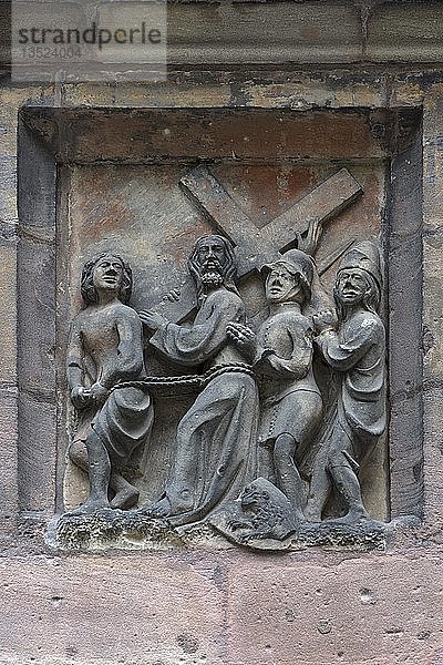 Relief  Jesus trägt sein Kreuz  vor der Sebalduskirche  16. Jahrhundert  Nürnberg  Mittelfranken  Bayern  Deutschland  Europa