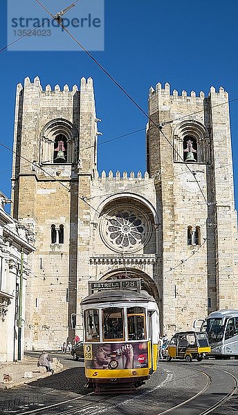 Historische Straßenbahn  Carros eléctricos vor der Kirche Catedral Sé Patriarcal  Lissabon  Portugal  Europa