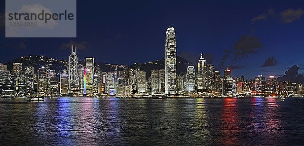 Blick zur blauen Stunde von Kowloon auf die Skyline von Hongkong Island am Hongkong River  Central  mit der Bank of China ganz links und dem IFC Tower ganz rechts  Hongkong  China  Asien