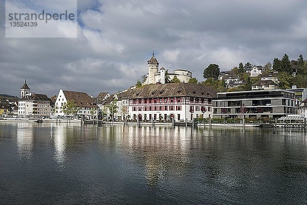 Blick über den Rhein auf die Altstadt mit der Festung Munot  Kanton Schaffhausen  Kanton Schaffhausen  Schweiz  Europa