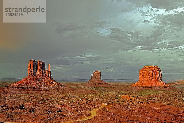 Die Mitten Buttes im letzten Licht während eines Gewitters  Monument Valley  Arizona  USA  Nordamerika