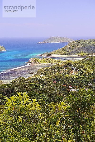 Blick auf den Strand und die Bucht von Port Glaud  Insel Mahe  Westküste  Seychellen  Afrika