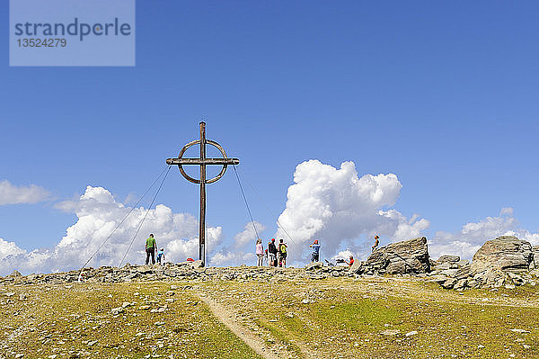 Kreuz auf dem Gipfel des Patscherkofel  2248 m  und Touristen  Tuxer Alpen  Tirol  Österreich  Europa