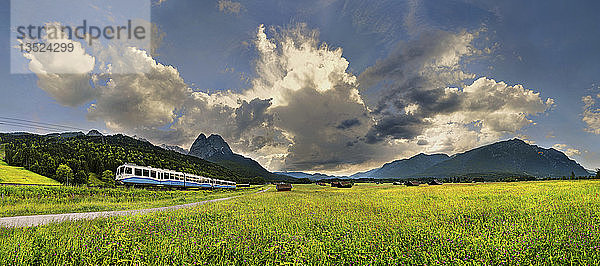 Zugspitzbahn mit bizarrem Wolkenhimmel und Gipfel des Großen Waxensteins  Hammerbach  Landkreis Garmisch-Partenkirchen  Oberbayern  Bayern  Deutschland  Europa
