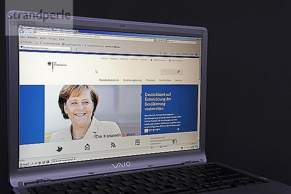 Website der deutschen Bundesregierung auf dem Bildschirm eines Sony Vaio Laptops